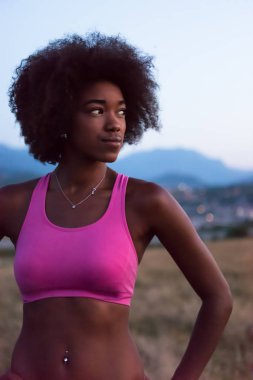doğa genç siyah kadın