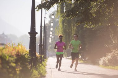 genç çok ırklı çift şehirde koşu