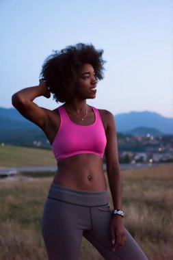 doğa genç siyah kadın