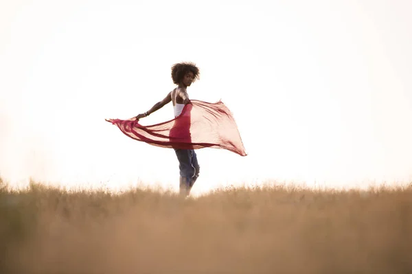 Чорна дівчина танцює на відкритому повітрі на лузі — стокове фото