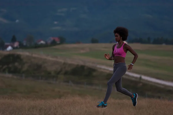 Jovem afro-americana jogging mulher na natureza — Fotografia de Stock