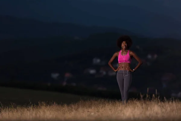 Joven afroamericana mujer corriendo en la naturaleza — Foto de Stock