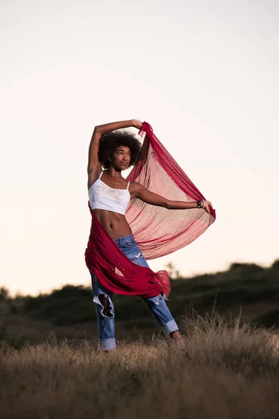 Negro chica baila al aire libre en un prado — Foto de Stock