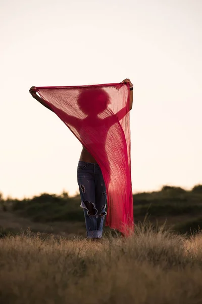 Black girl dances outdoors in a meadow — Stock Photo, Image