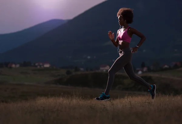 Fiatal afrikai-amerikai nő, futás természetű — Stock Fotó