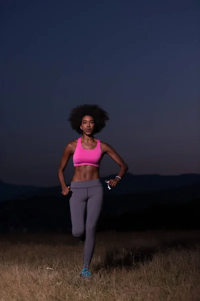 Unga afroamerikanska kvinnan jogging i naturen — Stockfoto