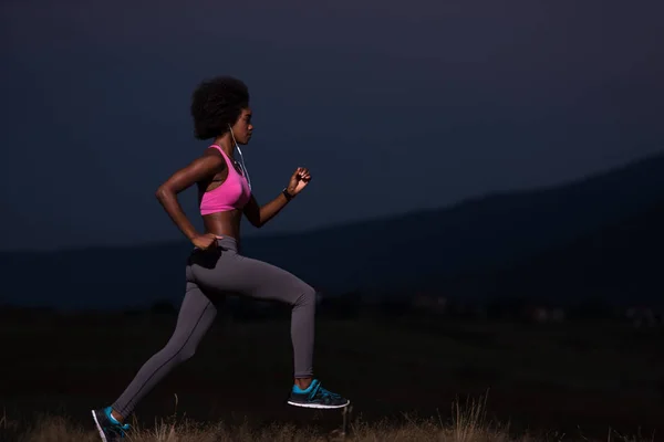 Doğada koşu genç Afro-Amerikan kadın — Stok fotoğraf