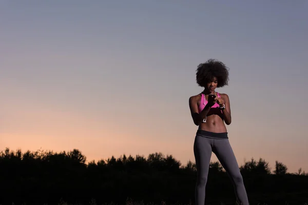 Giovane donna afroamericana in natura — Foto Stock