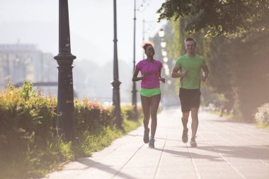 genç çok ırklı çift şehirde koşu