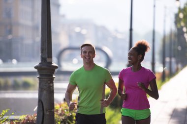 genç çok ırklı çift şehirde koşu