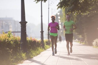 genç çok ırklı çift şehirde koşu