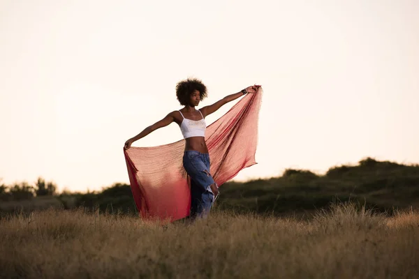 Menina negra dança ao ar livre em um prado — Fotografia de Stock