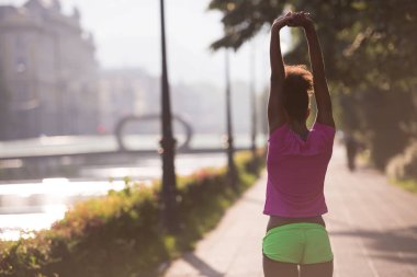 Siyah kadının ısınma ve germe yapması