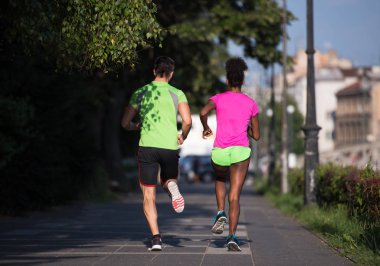 çok ırklı kaç şehirde koşu gülümseyen genç