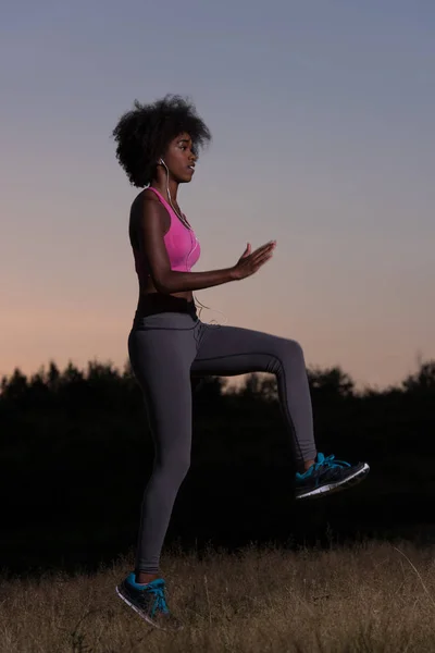 Negro mujer está haciendo estiramiento ejercicio relajante y calentar — Foto de Stock