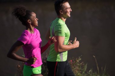 çok ırklı kaç şehirde koşu gülümseyen genç