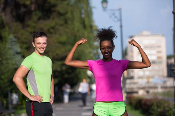 Porträtt av unga multietnic jogging par redo att köras — Stockfoto