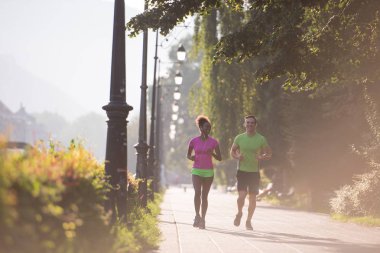 genç çok ırklı çift şehirde koşu