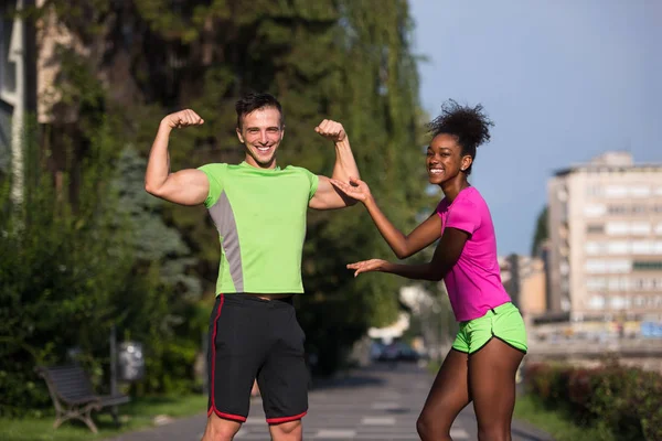 Πορτρέτο των νέων multietnic τζόκινγκ ζευγάρι που είναι έτοιμο να τρέξει — Φωτογραφία Αρχείου