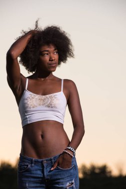 doğa genç siyah kadın