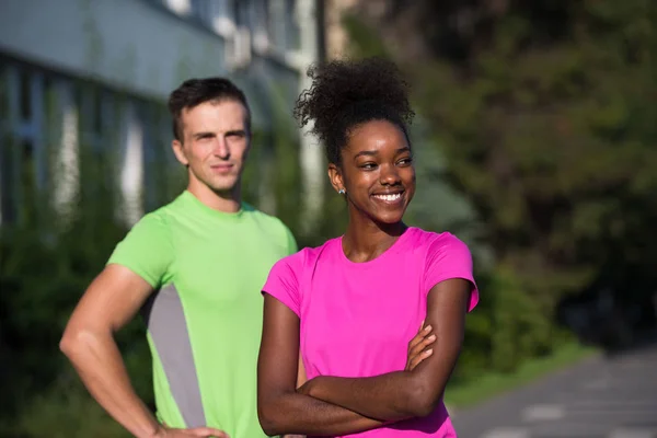 Retrato de joven pareja de jogging multietnic listo para correr — Foto de Stock