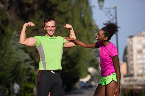 Портрет молодої багатонаціональної бігової пари, готової бігати — стокове фото