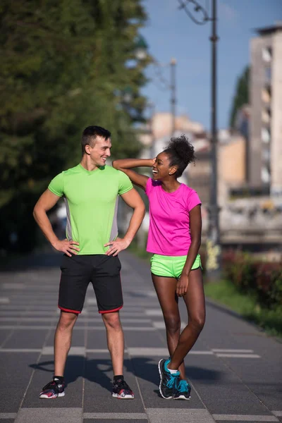 Retrato de jovem casal jogging multiétnico pronto para correr — Fotografia de Stock