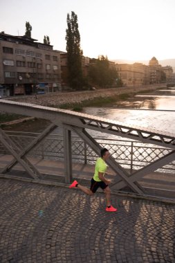 genç bir adam şehirde koşu