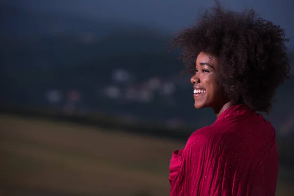 Ritratto all'aperto di una donna nera con una sciarpa — Foto Stock