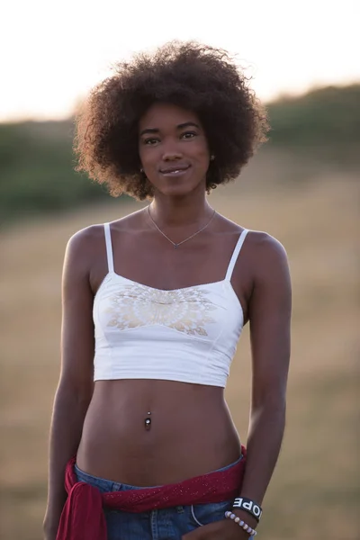 Jeune femme noire dans la nature — Photo