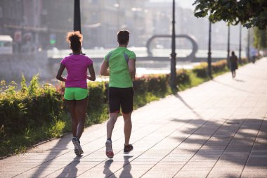 çok ırklı kaç şehirde koşu gülümseyen genç