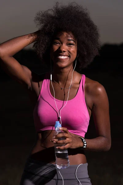 Afroamerikanska kvinnan jogging i naturen — Stockfoto