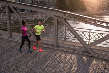 çok ırklı kaç şehirde koşu gülümseyen genç