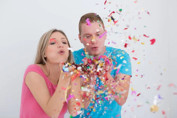 Pareja joven romántica celebrando fiesta con confeti —  Fotos de Stock