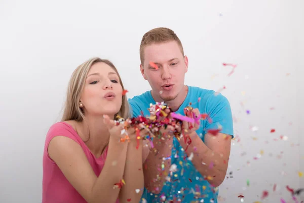 Pareja joven romántica celebrando fiesta con confeti —  Fotos de Stock