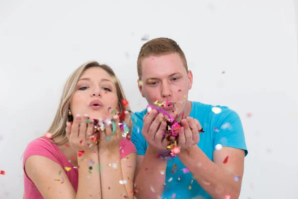 Romantische jonge koppel vieren feest met confetti — Stockfoto