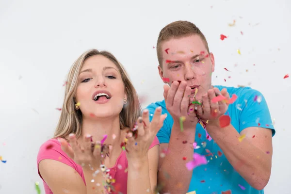Junges Paar feiert Party mit Konfetti — Stockfoto