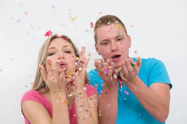 Pareja joven romántica celebrando fiesta con confeti —  Fotos de Stock