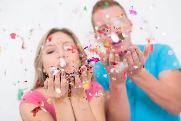 Romantische jonge koppel vieren feest met confetti — Stockfoto