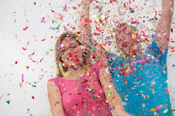 Pareja joven romántica celebrando fiesta con confeti —  Fotos de Stock