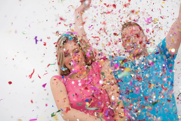 Романтична молода пара святкує вечірку з конфетті — стокове фото