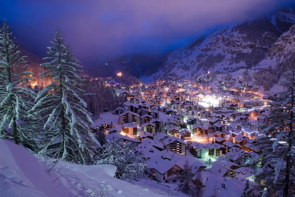 Vue aérienne sur la vallée de zermatt et le sommet du Cervin — Photo