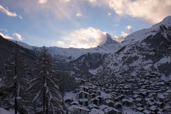 Vista aerea sulla valle zermatt e sulla vetta del corno opaco — Foto Stock