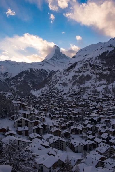 Letecký pohled na zermatt vrcholu údolí a matterhorn — Stock fotografie