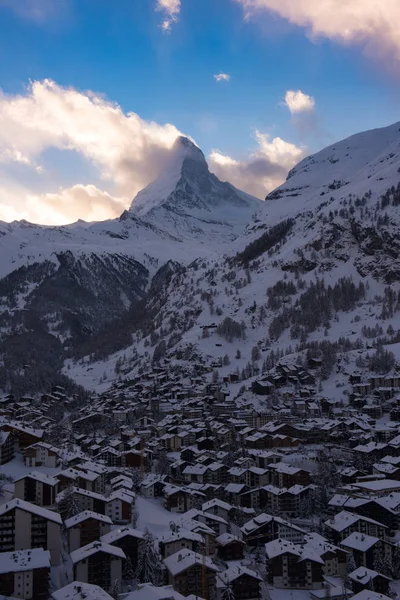 Widok z lotu ptaka na zermatt doliny i matterhorn peak — Zdjęcie stockowe