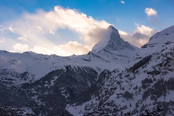 Letecký pohled na zermatt vrcholu údolí a matterhorn — Stock fotografie