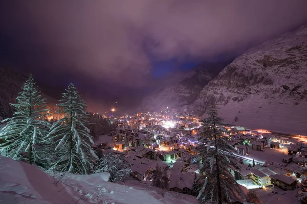 Vista aérea no vale de zermatt e pico matterhorn — Fotografia de Stock