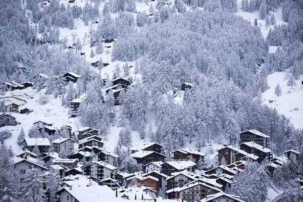 Flygfoto på zermatt valley och matterhorn peak — Stockfoto