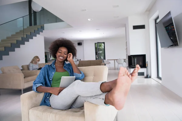 Mujer afroamericana en casa con tableta digital — Foto de Stock