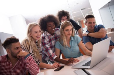 Çok ırklı bir girişim ekibi toplandı